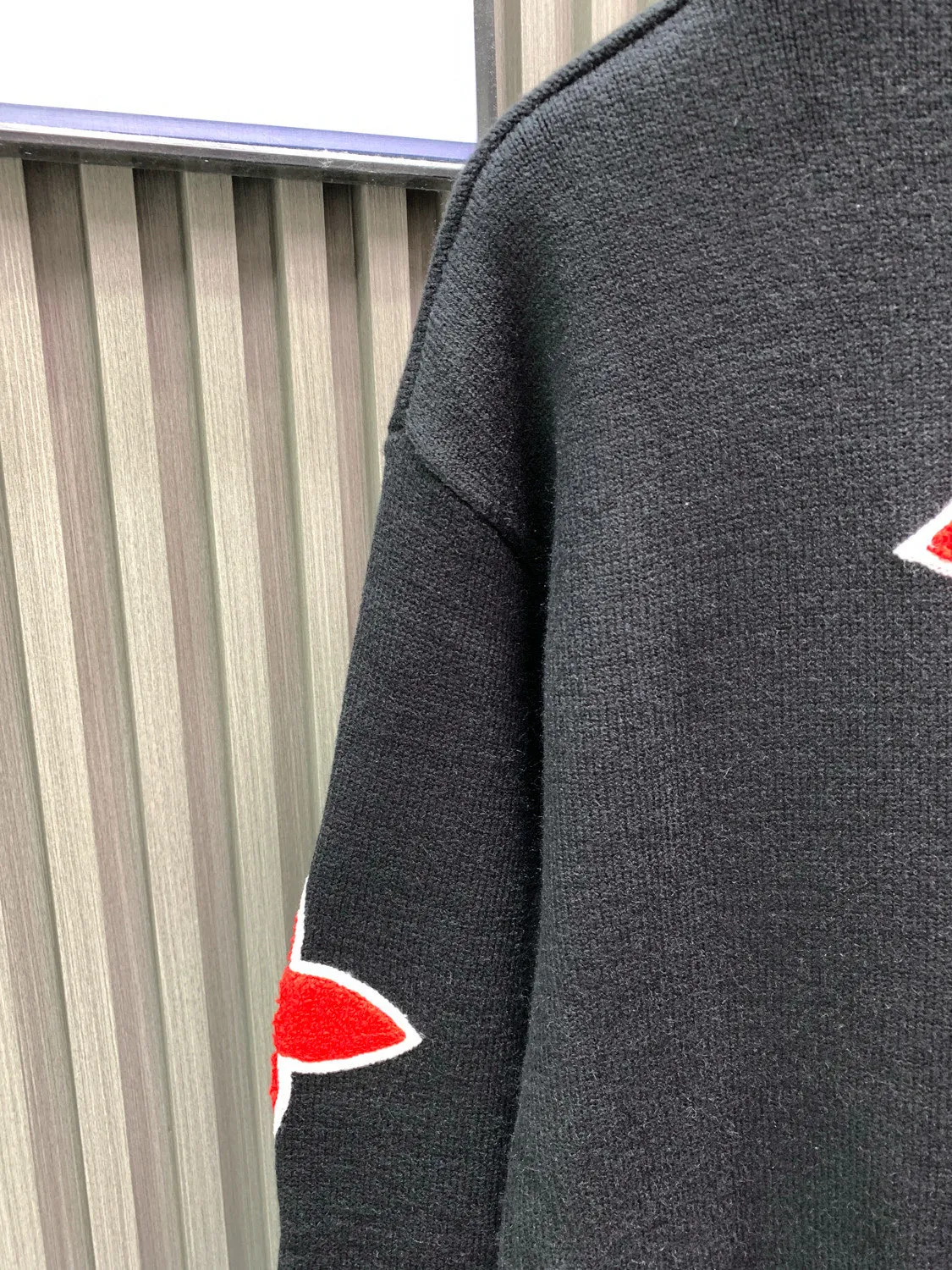🅿️400 🀄️ Louis Vuitton 25Fw jacquard letter logo knitted woolen sweater on the front and back. The fabric is made of 82% sheep wool blended with 18% nylon cotton thread. It is made of imported jacquard machine woven pieces 6S thick needle cotton wool sweater. It has excellent thermal insulation performance. The jacquard process highlights the contrasting four-leaf clover and logo intarsia pattern, which enhances the three-dimensional sense and layering of the sweater. The fabric piece is woven using a 47W imported Stoll 3-needle ultra-fine machine from Germany. It is knitted at a parallel and even speed with reference to the original single-sided partial mesh bottom hanging wool structure. Each piece takes 270 minutes. During the weaving, 16 sand spits are used to alternately knit back and forth. The number of knitting rows for a single piece of front garment hanging wool is as high as 6352. There are so many knots in the newly woven garments that it requires pure manual thread picking and knot head inspection. Seam picking/washing can only be carried out after spot inspection.